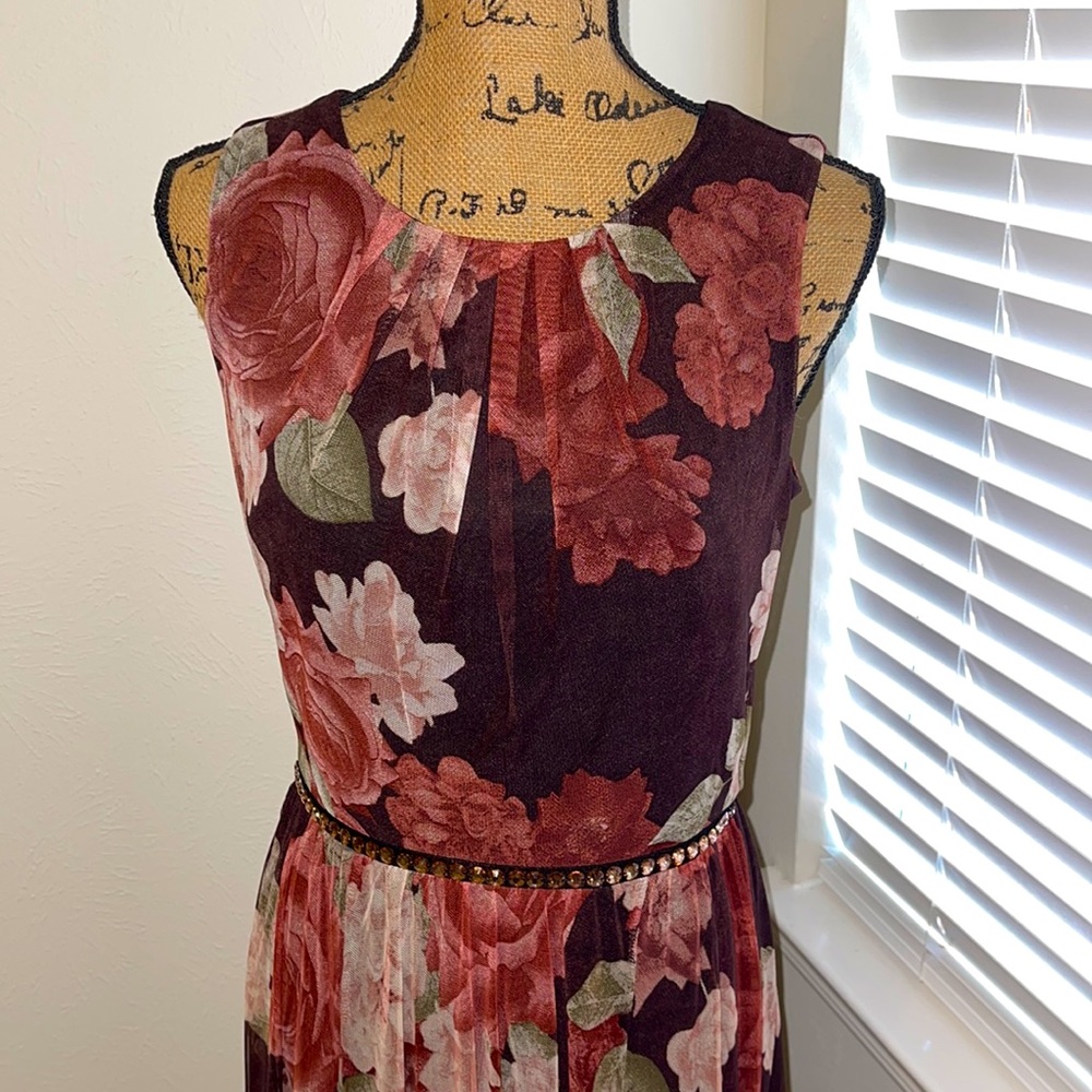 Enfoucus Studio floral dress, great neckline and beaded waist, never worn